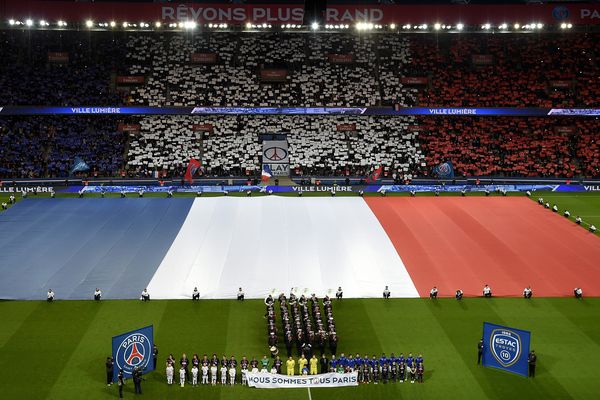 Un hommage a été rendu aux victimes des attentats de Paris, e 2 novembre 2015, au Parc des Princes.