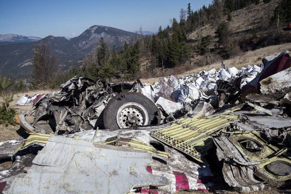 Les débris de l'avion, photo prise le 13 avril 2015.