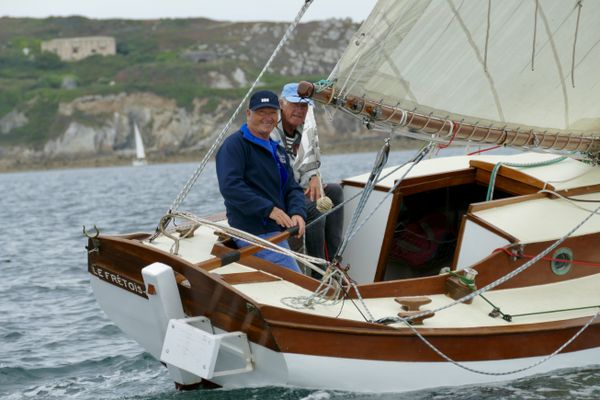 Alain Sévellec sur le Frétois, son cotre construit en 1934 par le chantier Tertu sur la presqu'île de Crozon