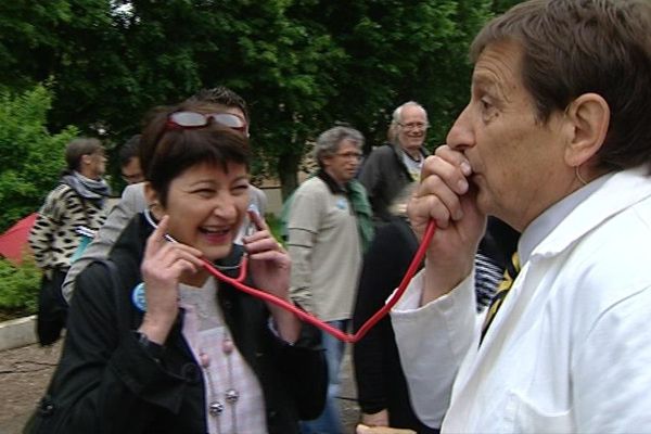 Le "Dr" Bojko en pleine consultation poétique