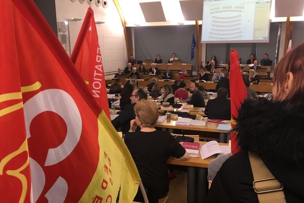 Les manifestants opposés à la réforme des retraites ont interpeller les élus locaux en pleine séance du conseil communautaire, ce vendredi 20 décembre.