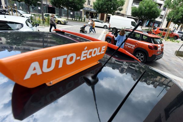 Créneaux, bouchons, jeunes conducteurs : quand les autos-écoles bloquent la circulation d'une ville (photo d'illustration)