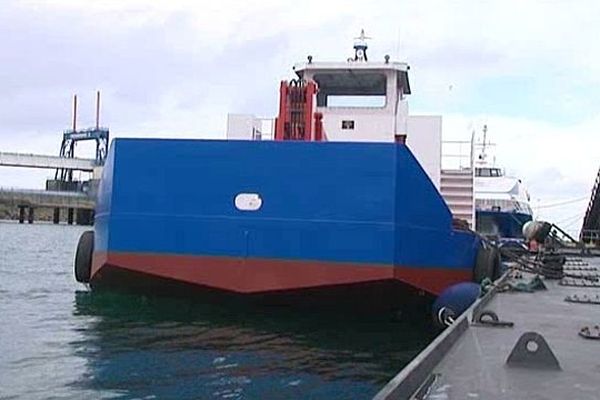 La première barge multifonction des CMN, Cherbourg, 11 février 2013