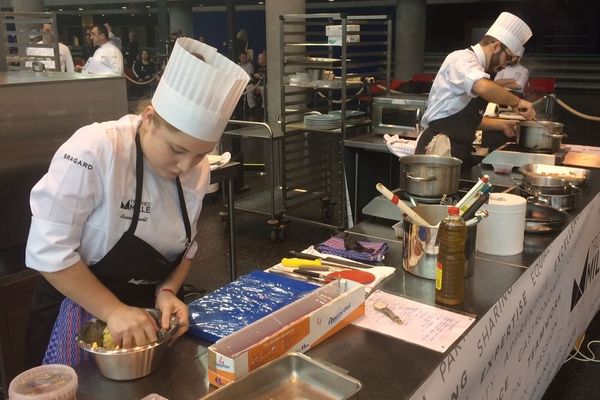 Les deux candidats en cuisine ont 3h30 pour sortir un plat salé et un plat sucré. Un troisième candidat est en charge du service.