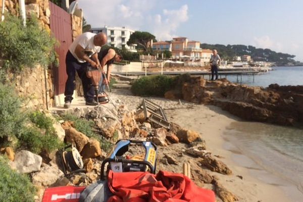 Construit en 2008 par l'hôtel Impérial Garoupe, cet escalier d'accès à la plage est détruit par les services de l'Etat aux frais du propriétaire.
