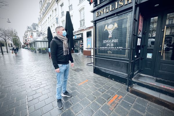 Damien Carlier devant son établissement de la Place d'Erlon