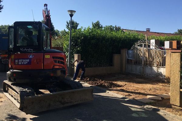 Une semaine après la vague de boue, l'heure est encore au déblayage et nettoyage de la commune.