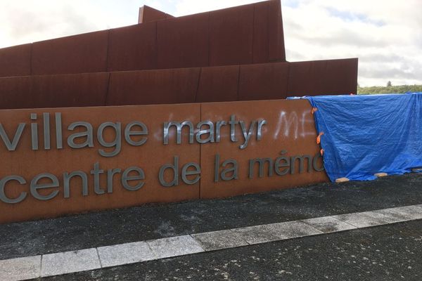 Le graffiti révisionniste fait à l'entrée du Centre de la Mémoire d'Oradour-sur-Glane a été recouvert d'une bâche