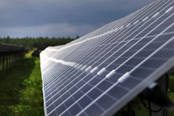 Le projet prévoit un parc de plus de 12 000 panneaux solaires.