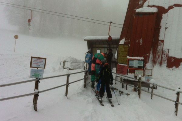 Malgré le brouillard, la station des Clochettes, dans le Doubs, était ouverte ce samedi 28 novembre 2015. Et il y avait du monde !