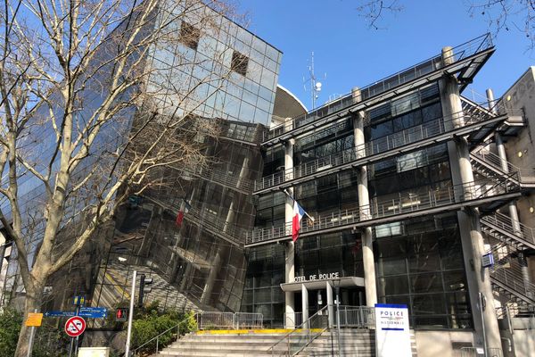 La compagne du policier a été placée en garde à vue au commissariat de Créteil.