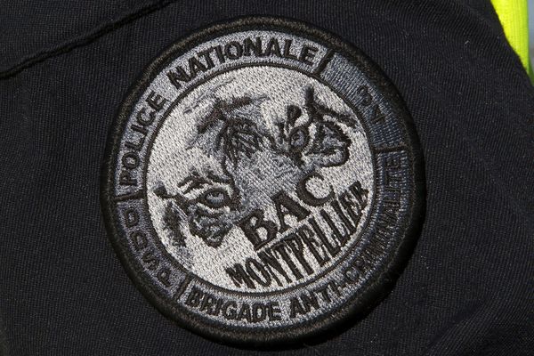 Une course-poursuite entre des policiers et un homme au volant d'une berline allemande entre Montpellier et le Grau du Roi, à 200 km/h, s'est terminée par l'arrestation du chauffard de 25 ans. Un des hommes de la BAC a fait usage de son arme sans faire de blessé.