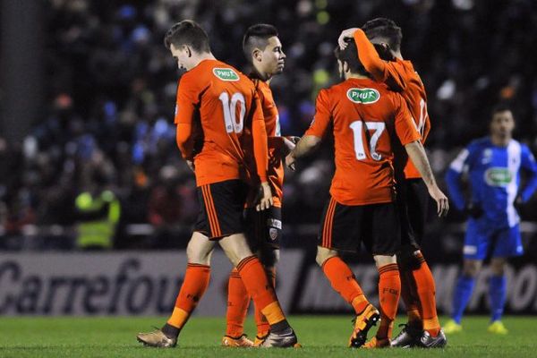 Le FC Lorient après le but de Waris