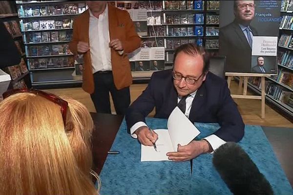 François Hollande en dédicace à Plérin