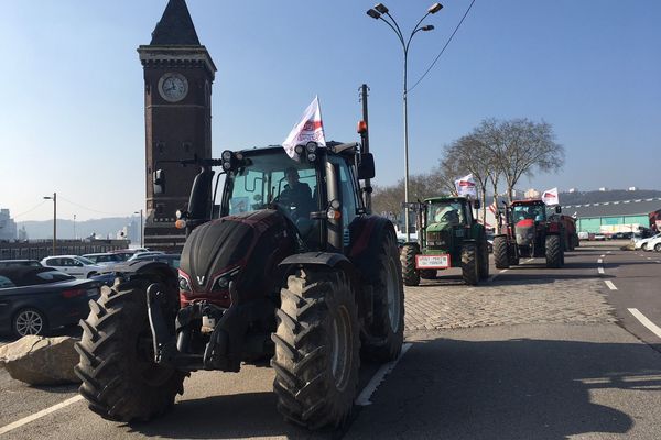 Une quarantaine de tracteurs a convergé vers le Pont Flaubert à Rouen