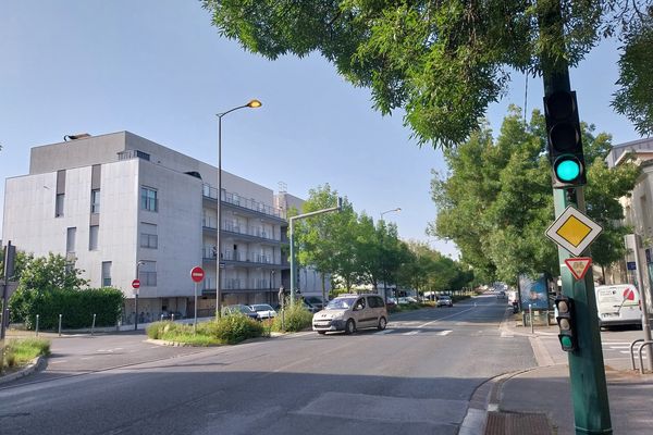 Un rang de lampadaires allumé sur le boulevard Pommery, en plein jour, le mardi 30 juillet 2024.