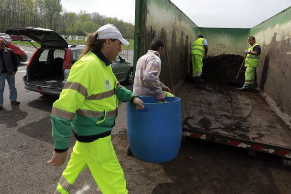 A Venoy (Yonne), du compost est distribué gratuitement aux jardiniers amateurs. 