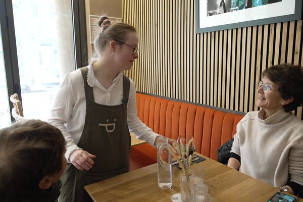 Le restaurant "Chez Pierre et les pierres précieuses" à  Aix-en-Provence emploie des personnes porteuses de handicaps depuis près d'un ana et c'est un succès.