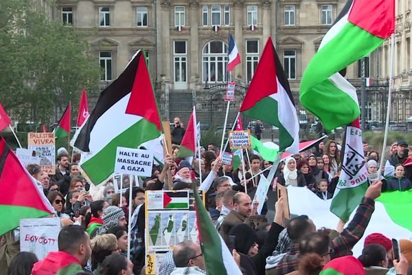 Plusieurs centaines de personnes rassemblées place de la République à Lille samedi 28 octobre 2023 pour la manifestation pro-palestinienne.