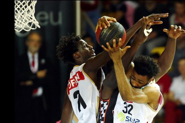 Le Manceau Yarou Mouphtaou à la lutte avec les Strasbourgeois Tony Dobbins et bangaly Fofana lors du premier match de la demi finale des playoffs de basket de Pro A opposant la SIG Strasbourg au Mans, à Strasbourg le 30 mai 2015. - photo JM Loos - Maxppp