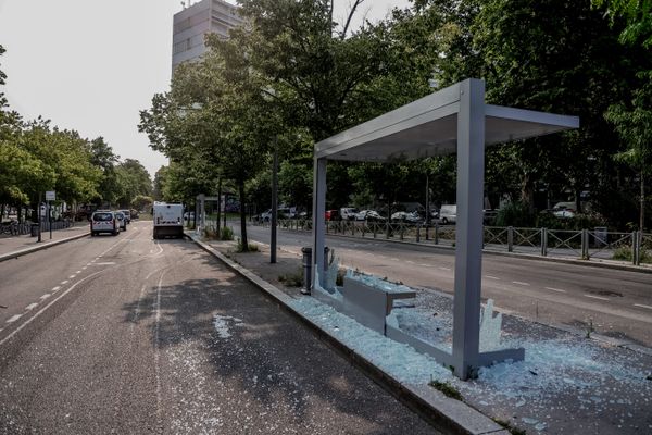 Un abri bus dégradé la nuit dernière dans le quartier des Aubiers à Bordeaux.