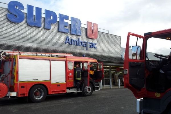 Station service SUPER U à Ambazac (Haute-Vienne): les pompiers en intervention, 29-10-2013