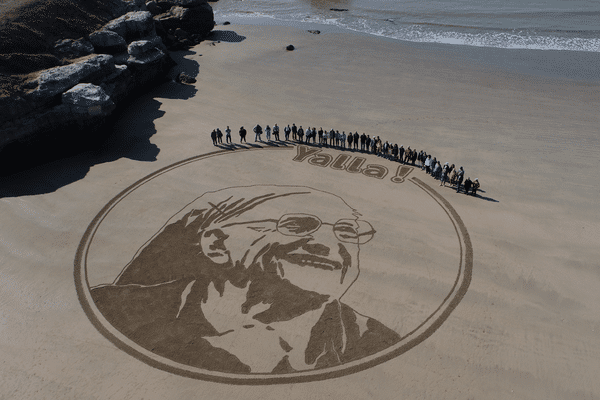 Soeur Emmanuelle dessinée sur le sable à Royan par JBen, artiste beach art