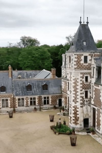 André Manoukian visite le château de Jallanges en compagnie de son propriétaire.