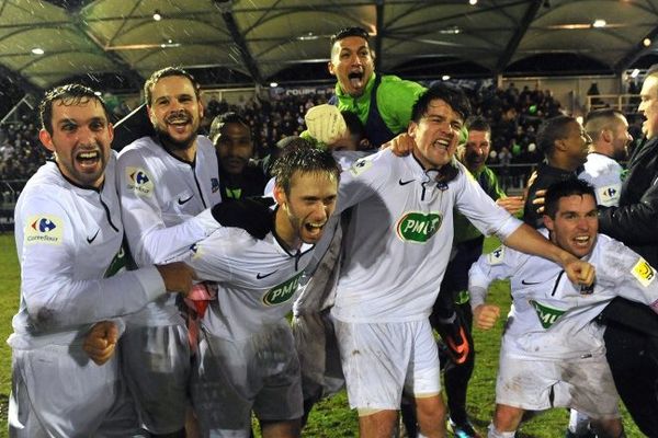 Samedi 4 janvier 2013, stade de Bellevue, la joie des footballeurs d'Yzeure (CFA) qui viennent de réaliser l'exploit d'éliminer un club de Ligue 1, Lorient, sur le score de 1 but à 0 en 1/32ème de finale de la coupe de France.