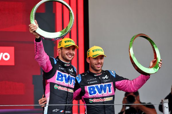 Esteban Ocon et Pierre Gasly partagent pour la première fois de leur histoire un podium de Formule 1. Ils terminent respectivement 2e et 3e du Grand Prix de São Paulo (Brésil).