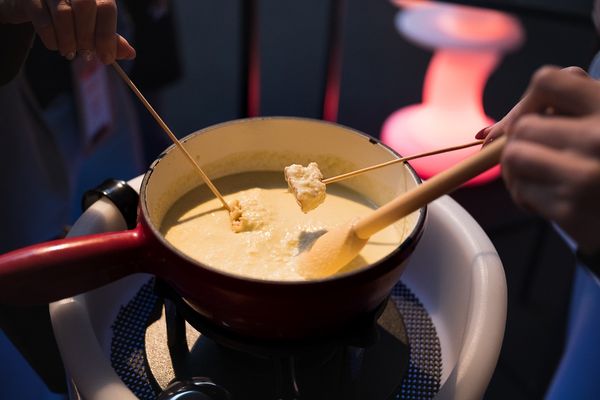 La fondue au Cantal se fait une place parmi les plats de l'hiver.