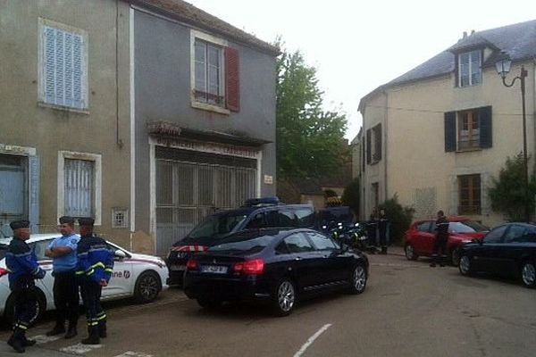 Un périmètre de sécurité a été installé autour du domicile d'un forcené qui a blessé 3 personnes, dont une grièvement, à Asquins, dans l'Yonne, vendredi 19 septembre 2014