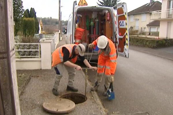 Les services de gaz et eau tentent de localiser la fuite sur le réseau 