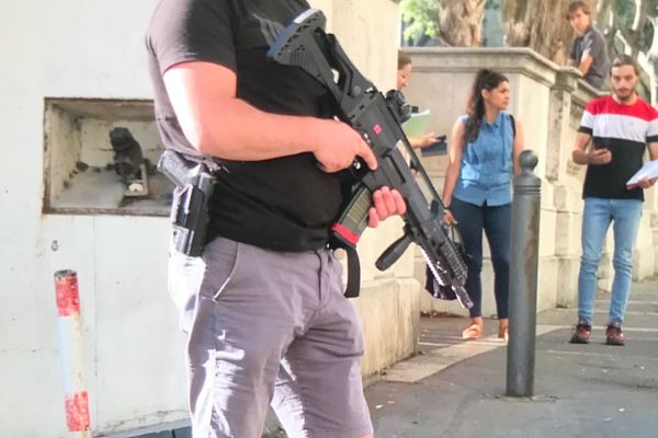 Des hommes en armes dans les rues de Marseille, autour du palais de justice où se déroule l'audience.