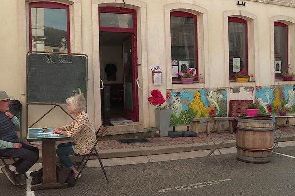 Le bar éphémère de Saint-Bris-le-Vineux (Yonne), le 1er août 2023.