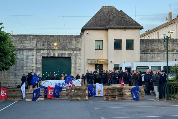 Une cinquantaine d'agents se sont réunis ce mercredi matin devant le centre de détention de Caen avant leur prise de service pour rendre hommage à leurs collègues disparus.