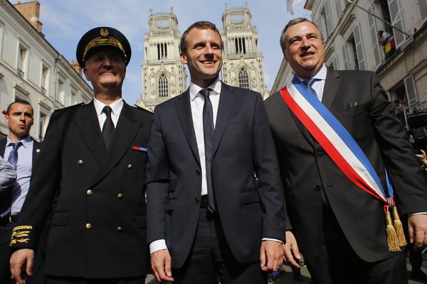 Emmanuel Macron, alors ministre de l'économie du gouvernement Hollande, défile dans les rues d’Orléans aux côtés du maire LR Oliver Carré lors des fêtes de Jeanne d'Arc 2016