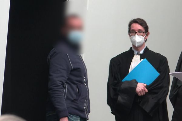 Le policier en compagnie de son avocat, le 22 février 2020 au palais de justice de Limoges