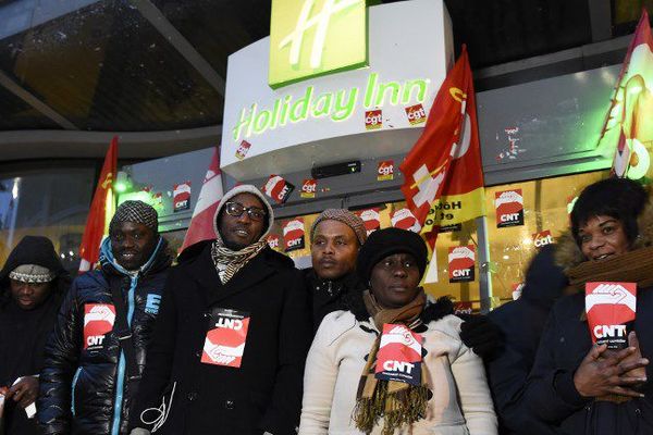 Les salariés de la société Héméra, mobilisés devant l'hôtel Holiday Inn de Clichy le 7 décembre 2017.