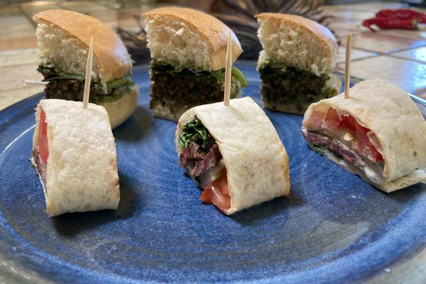 Des mini burgers d’escargot et des chawarmas à la viande d’autruche.