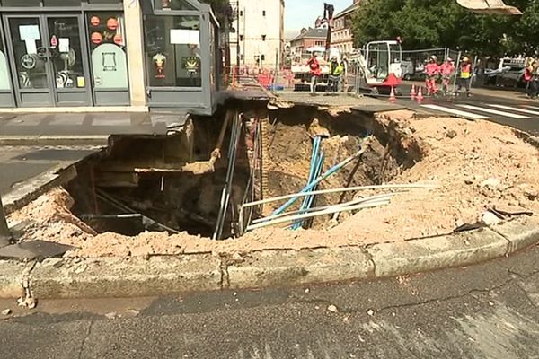 Le trou agrandi au lendemain de l'effondrement de la chaussée à Amiens - 13 août 2019