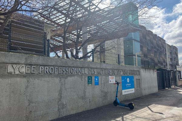 Les élèves du lycée Tony Garnier à Bron ont été invités à rester chez eux mercredi 13 mars en raison d'une alerte à la bombe.