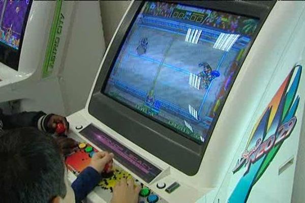 Des anciennes bornes d'arcade ont été installées dans la médiathèque.