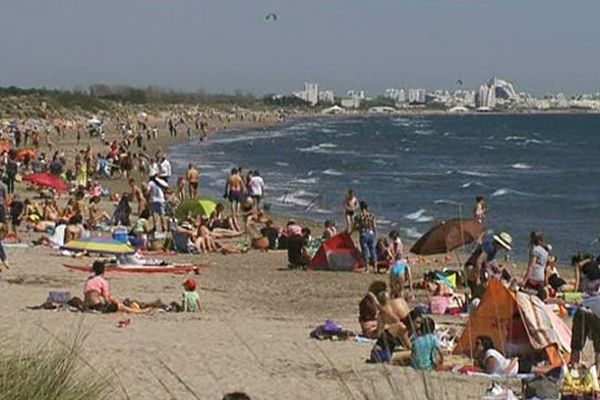 Familles sur la plage du Petit Travers dans l'Hérault.