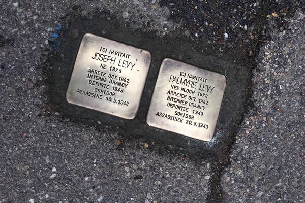 Des pavés de la mémoire (Stolpersteine) rappelant la mémoire de deux personnes juives de Muttersholtz, déportées durant la Seconde Guerre mondiale. Après leur polissage annuel, ils brillent de mille feux.