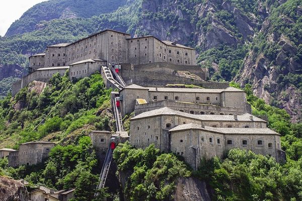 La forteresse de Bard: le "vilain" fort militaire qui s'est opposé au passage du premier Consul, Bonaparte lors des campagnes d'Italie, est revenu à la vie en gigantesque musée