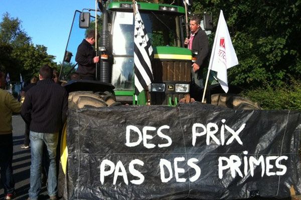 Ravitaillement sur l'aire de Beaumont-en-auge pour les tracteurs normands et bretons en rooute pour Paris