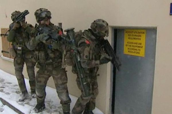 Armés jusqu'aux dents dans les rues de Jeoffrécourt (Aisne), les soldats du 92 ème RI viennent se former au combat en zone urbaine.