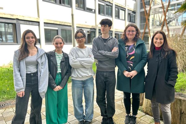 Naomie, Albanne, Kayla, Clovis, élèves de seconde au lycée Chateaubriand de Rennes avec Laëtita Veiras, la référente contre le harcèlement scolaire du rectorat de Bretagne et Laurence Postic, journaliste à France 3 Bretagne