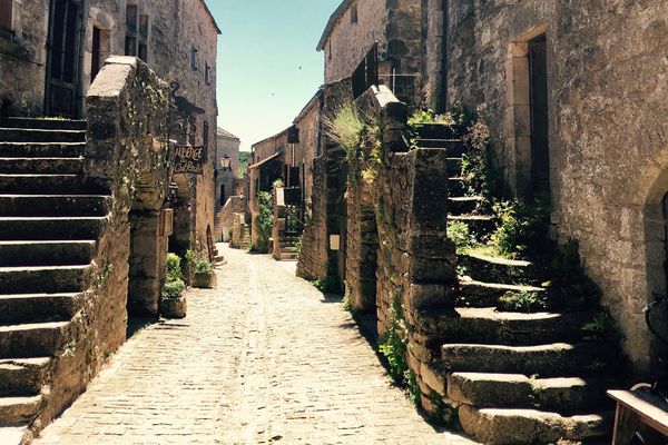 Le village de la Couvertoirade en Aveyron a été fondé par les Templiers à la fin du 12ème siècle. Derrière ses remparts, le visiteur peut découvrir un  patrimoine unique : des maisons aux toits de lauze, d'anciennes bergeries et une réserve d'eau couverte, qui a donné son nom au village.

